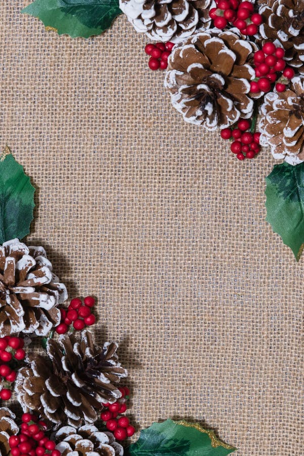 Weihnachtsflachlage-Anordnung pinecones, rote Beeren und Stechpalmenblätter stockfotografie Weihnachtsflachlage-Anordnung pinecones, rote Beeren und Stechpalmenblätter stockfotografie