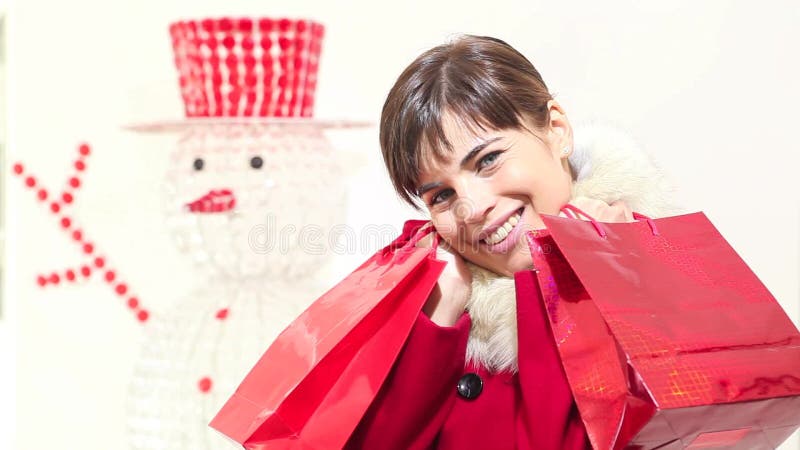 Weihnachtsfrau mit roten Taschen, Lächeln, Einkaufskonzept
