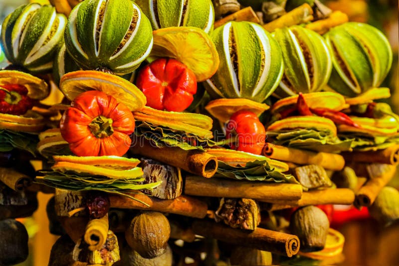 Weihnachtsfruchtdekoration Zimt, Kalk, orange stockfotos Weihnachtsfruchtdekoration Zimt, Kalk, orange stockfotos