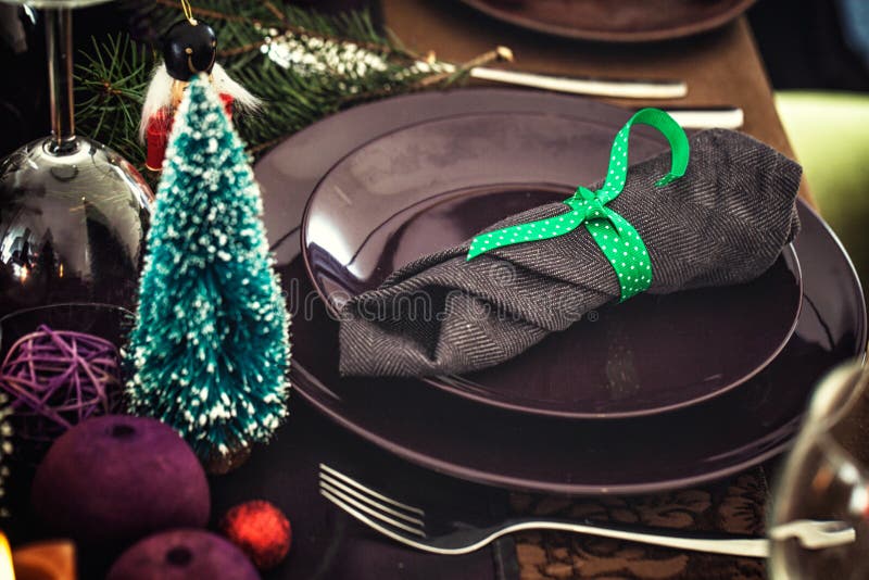 Weihnachtsgedeck für Abendessen lizenzfreie stockfotografie Weihnachtsgedeck für Abendessen lizenzfreie stockfotografie