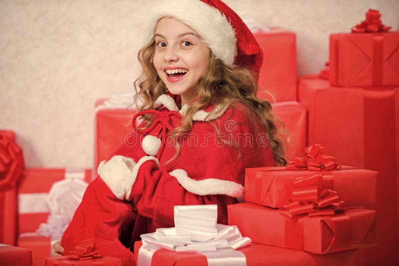 Weihnachtsgeschenk. Kind begeistert von der Eröffnung Weihnachtsgeschenk. Weihnachten. santa bringen Geschenk stockbilder
