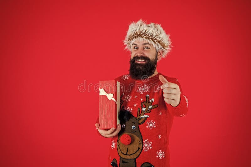Weihnachtsgeschenk. Wintereinkauf. Neues Jahr und Weihnachten. Weihnachtsfeiertag. Mann im Neujahr. Feiertag stockfotos