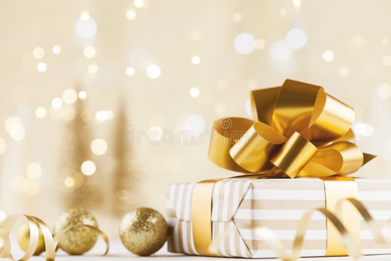 Weihnachtsgeschenkbox gegen goldenen bokeh Hintergrund Explosion von Farben und von Formen