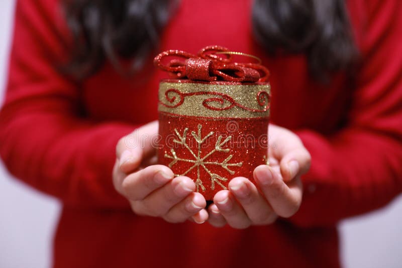 Weihnachtsgeschenkfrau lizenzfreie stockfotografie Weihnachtsgeschenkfrau lizenzfreie stockfotografie