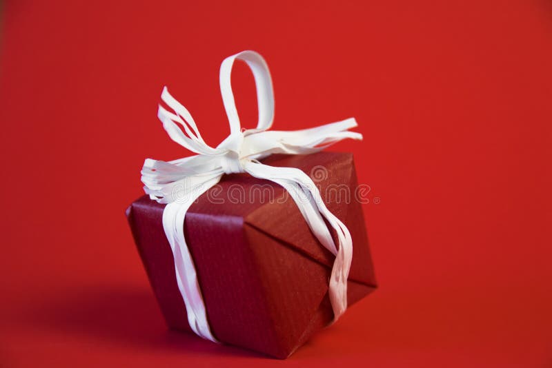 Weihnachtsgeschenkgeschenke auf rotem Hintergrund Einfache, klassische, rote und weiße eingewickelte Geschenkboxen mit Bandbögen lizenzfreies stockbild Weihnachtsgeschenkgeschenke auf rotem Hintergrund Einfache, klassische, rote und weiße eingewickelte Geschenkboxen mit Bandbögen lizenzfreies stockbild