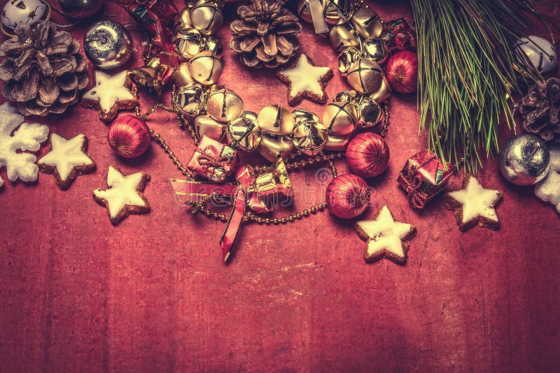 Weihnachtsglockenkranz und -dekorationen auf rotem hölzernem Hintergrund, Draufsicht lizenzfreie stockfotografie Weihnachtsglockenkranz und -dekorationen auf rotem hölzernem Hintergrund, Draufsicht lizenzfreie stockfotografie