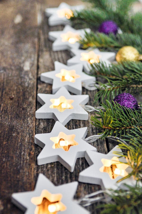 Weihnachtsgrenze: gemütliche warme Lichtgirlandensterne und -Tannenzweige auf rustikalem hölzernem Hintergrund Beschneidungspfad lizenzfreie stockfotografie Weihnachtsgrenze: gemütliche warme Lichtgirlandensterne und -Tannenzweige auf rustikalem hölzernem Hintergrund Beschneidungspfad lizenzfreie stockfotografie