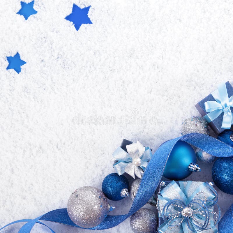 Weihnachtsgrenze mit den blauen und silbernen Dekorationen auf dem Schnee Quadrat lizenzfreie stockbilder Weihnachtsgrenze mit den blauen und silbernen Dekorationen auf dem Schnee Quadrat lizenzfreie stockbilder