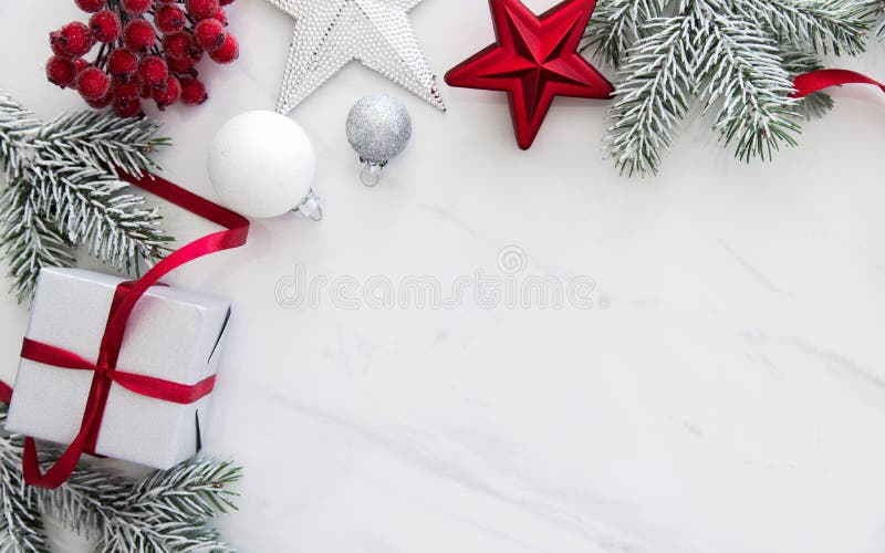 Weihnachtshandgemachte Geschenkboxen auf Draufsicht des weißen Marmorhintergrundes Grußkarte der frohen Weihnachten, Rahmen Winte