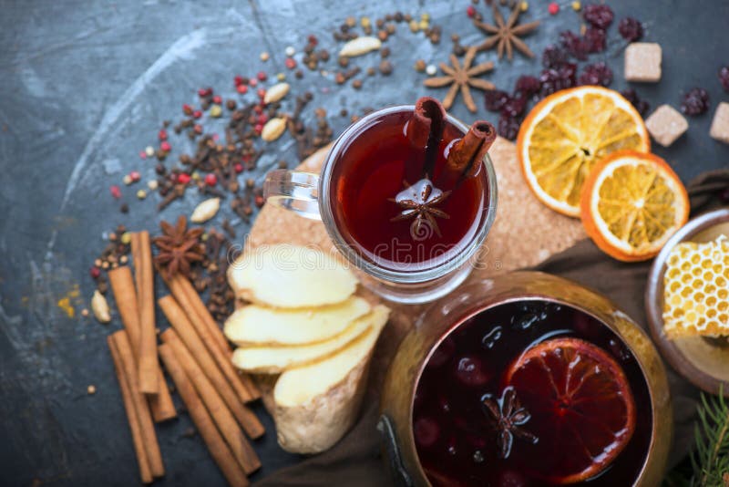 Weihnachtsheißer Glühwein mit Kardamom und Anis auf hölzernem Hintergrund lizenzfreie stockbilder Weihnachtsheißer Glühwein mit Kardamom und Anis auf hölzernem Hintergrund lizenzfreie stockbilder