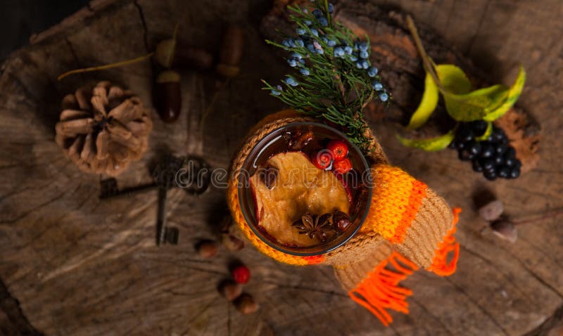 Weihnachtsheißer Glühwein mit Zimtkardamom und -anis auf wo lizenzfreie stockfotos Weihnachtsheißer Glühwein mit Zimtkardamom und -anis auf wo lizenzfreie stockfotos