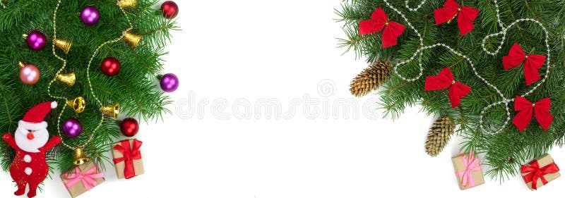 Weihnachtshintergrund mit auf Weiß isolierten Kugeln und Dekorationen mit Kopierplatz für Ihren Text. obere Ansicht