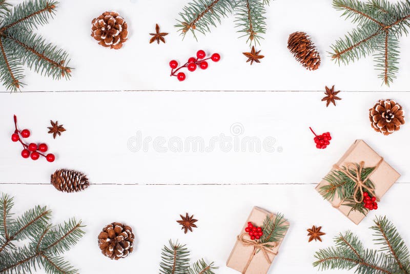Weihnachtshintergrund mit Weihnachtsgeschenk, Tannenzweige, Kiefernkegel, Schneeflocken, rote Dekorationen Weihnachts- und guten stockfoto Weihnachtshintergrund mit Weihnachtsgeschenk, Tannenzweige, Kiefernkegel, Schneeflocken, rote Dekorationen Weihnachts- und guten stockfoto