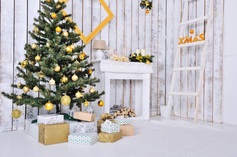Weihnachtsinnenraum im Weiß stockbild Weihnachtsinnenraum im Weiß stockbild
