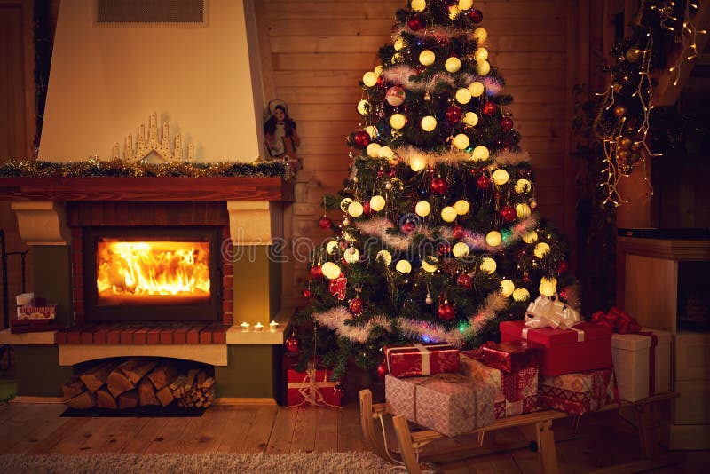 Weihnachtsinnenraum mit Kamin- und Tannenbaum stockfotos Weihnachtsinnenraum mit Kamin- und Tannenbaum stockfotos