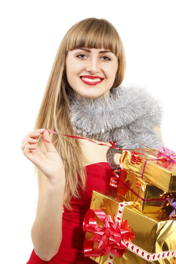 Weihnachtsjunge Frau, die goldene Geschenke anhält