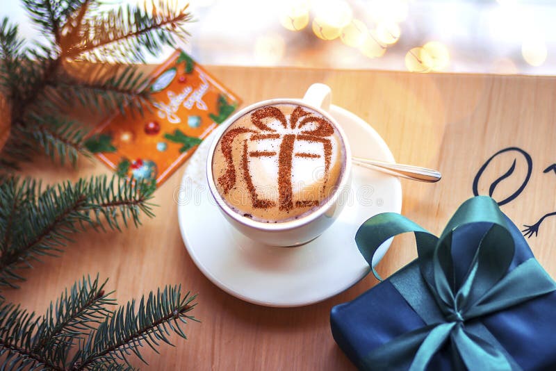 Weihnachtskaffee in Einer Weißen Schale Mit Einem Geschenkbild ...