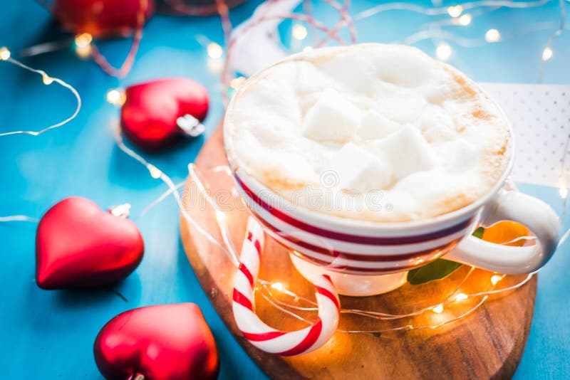 Weihnachtskaffee Mit Eibisch in Einer Roten Gestreiften Schale ...