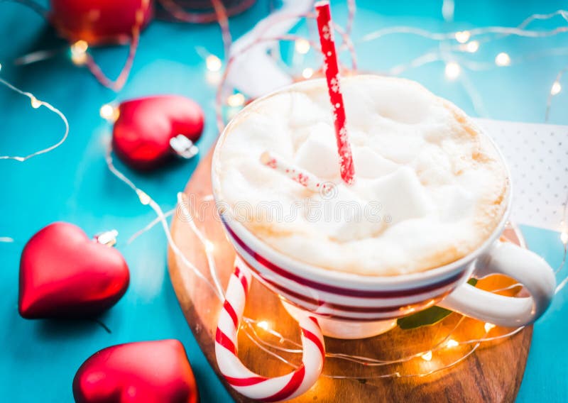 Weihnachtskaffee Mit Eibisch in Einer Roten Gestreiften Schale ...