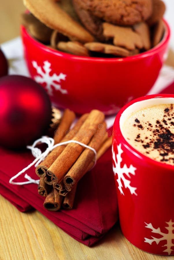 Weihnachtskaffee mit Zimt stockbild. Bild von abschluß - 11943353