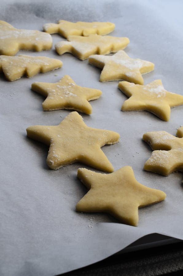 Weihnachtskeks-Gebäck-Formen auf Backblech mit Pergament lizenzfreies stockfoto Weihnachtskeks-Gebäck-Formen auf Backblech mit Pergament lizenzfreies stockfoto