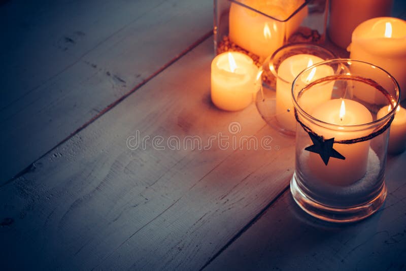 Weihnachtskerzen auf einem weißen hölzernen Hintergrund lizenzfreie stockfotos Weihnachtskerzen auf einem weißen hölzernen Hintergrund lizenzfreie stockfotos