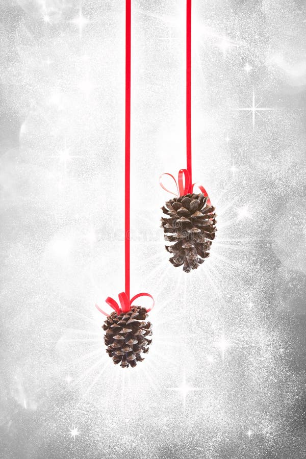 Weihnachtskiefer-Kegelverzierungen stockfotos Weihnachtskiefer-Kegelverzierungen stockfotos