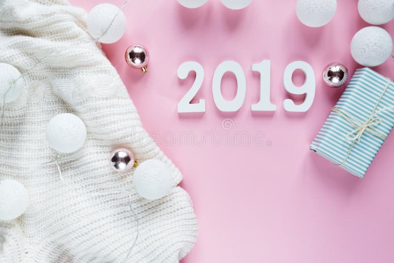 Weihnachtskonzept-Ebenenlage Warme, gemütliche weiße Winterkleidung, 2019 Zahl und Weihnachtsdekorationsrahmen auf Rosa lizenzfreie stockfotografie Weihnachtskonzept-Ebenenlage Warme, gemütliche weiße Winterkleidung, 2019 Zahl und Weihnachtsdekorationsrahmen auf Rosa lizenzfreie stockfotografie
