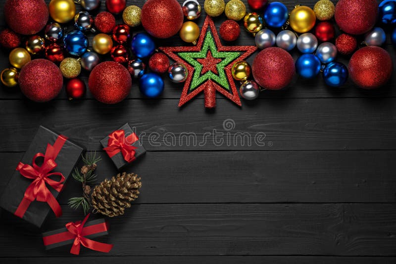 Weihnachtskonzeptdekoration mit Neujahrsgeschenkkästen mit rotem Band, Tannenzweige, Kiefernkegel auf schwarzem hölzernem Hinterg lizenzfreie stockfotografie Weihnachtskonzeptdekoration mit Neujahrsgeschenkkästen mit rotem Band, Tannenzweige, Kiefernkegel auf schwarzem hölzernem Hinterg lizenzfreie stockfotografie