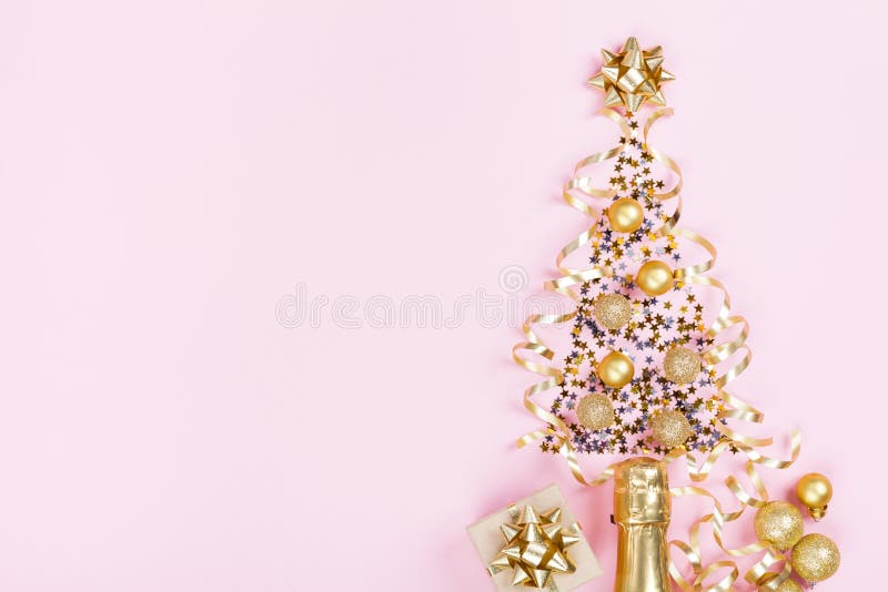 Weihnachtskreativer Tannenbaum vom Champagner, von den Konfettisternen und vom Serpentin mit Geschenkbox auf Draufsicht des rosa stockbild Weihnachtskreativer Tannenbaum vom Champagner, von den Konfettisternen und vom Serpentin mit Geschenkbox auf Draufsicht des rosa stockbild