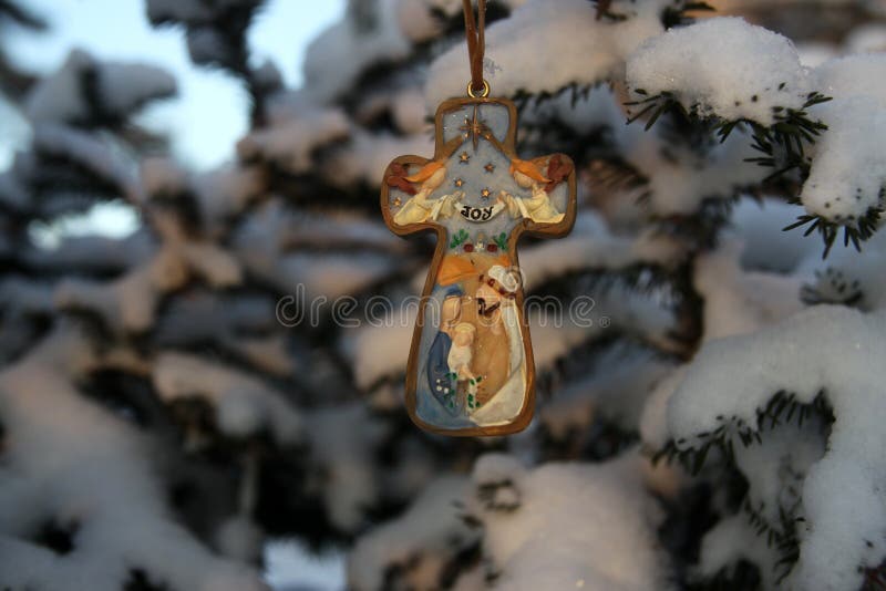 Weihnachtskreuz auf einem Baumast in einem Park lizenzfreies stockbild Weihnachtskreuz auf einem Baumast in einem Park lizenzfreies stockbild