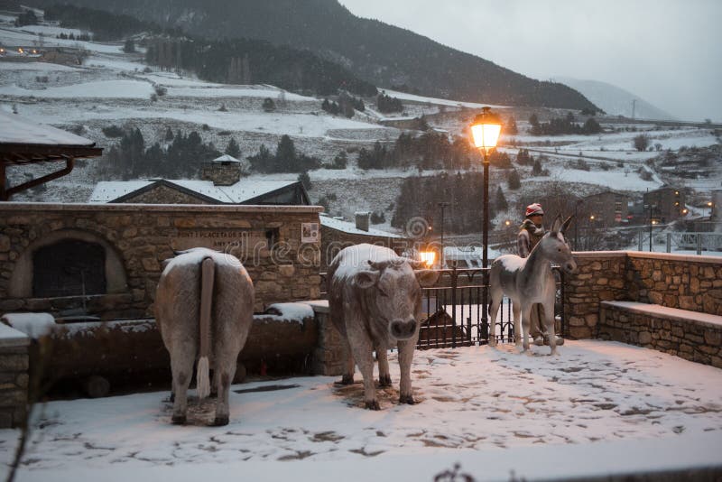 Weihnachtskrippe schneite im Stadtbild von Canillo im Winter Canillo, Andorra stockbilder Weihnachtskrippe schneite im Stadtbild von Canillo im Winter Canillo, Andorra stockbilder