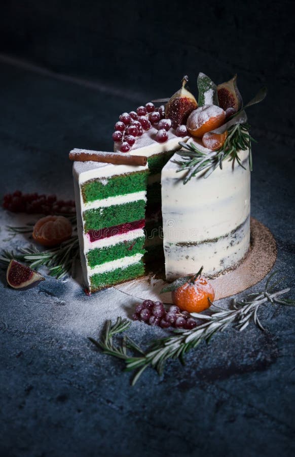 Weihnachtskuchen Nahaufnahme des geschnittenen Stückes lizenzfreie stockfotos Weihnachtskuchen Nahaufnahme des geschnittenen Stückes lizenzfreie stockfotos