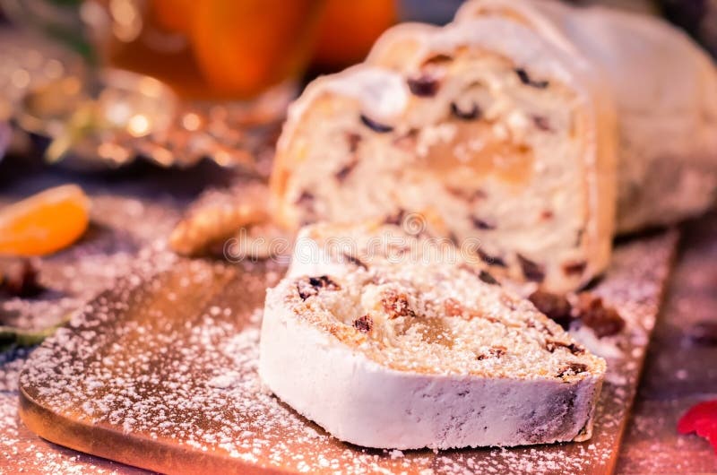 Weihnachtskuchen, Scheiben Von Stollen Mit Rosinen Stockfoto - Bild von ...