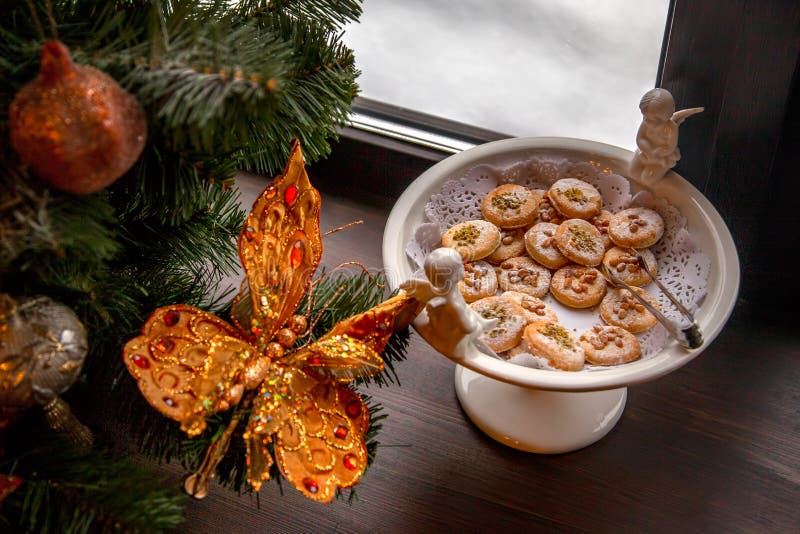 Weihnachtslebkuchenplätzchen auf der Platte stockbild Weihnachtslebkuchenplätzchen auf der Platte stockbild