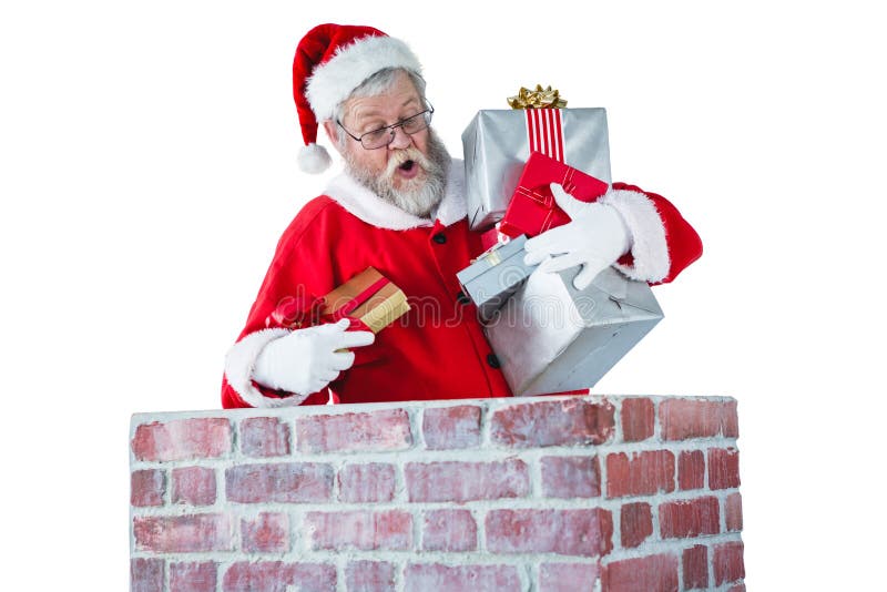 Weihnachtsmann, der Geschenkbox in einen Kamin setzt stockfotografie Weihnachtsmann, der Geschenkbox in einen Kamin setzt stockfotografie