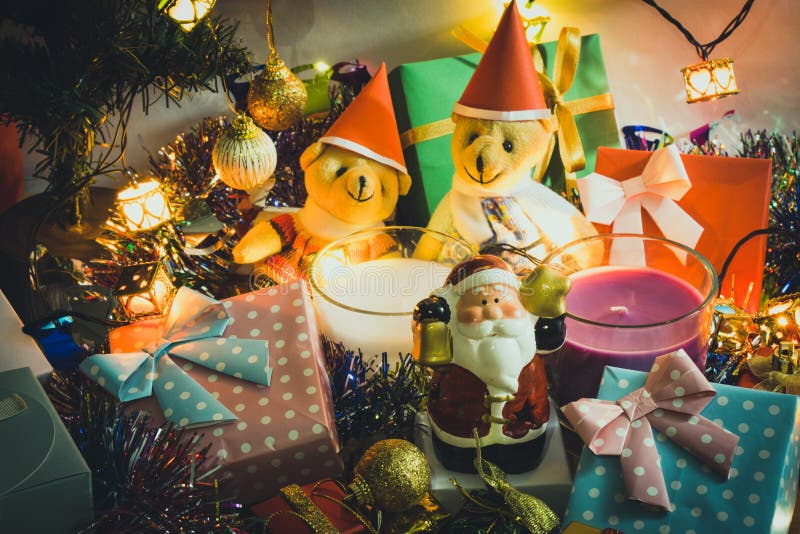 Weihnachtsmann-Griffglocke und Weihnachtskerze, Paarteddybären und Verzierung verzieren frohe Weihnachten, guten Rutsch ins Neue lizenzfreie stockfotos Weihnachtsmann-Griffglocke und Weihnachtskerze, Paarteddybären und Verzierung verzieren frohe Weihnachten, guten Rutsch ins Neue lizenzfreie stockfotos