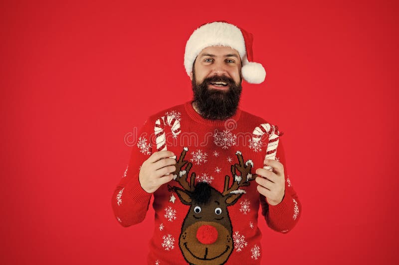 Weihnachtsmann in Hut und Weihnachtspulli halten Xmas Dekoration für neuen Winterurlaub 2024 Jahr isoliert auf rot stockfoto