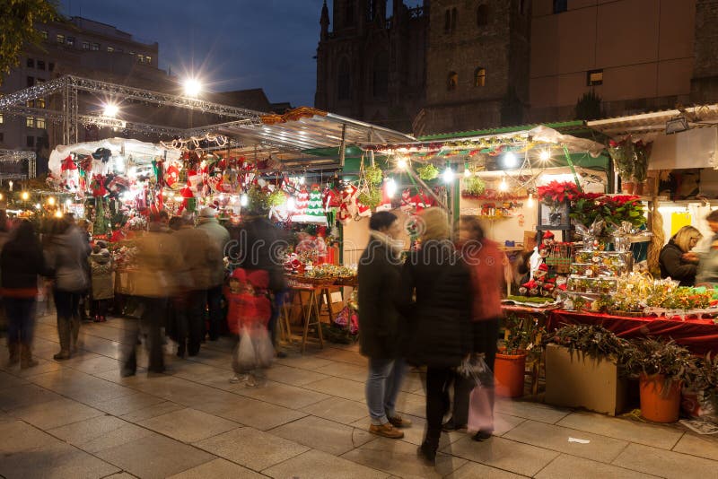 Weihnachtsmarkt nahe Kathedrale am Abend stockfotos Weihnachtsmarkt nahe Kathedrale am Abend stockfotos