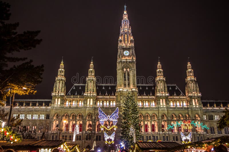 Weihnachtsmarkt am Rathaus in Wien Stockfoto - Bild von stadt