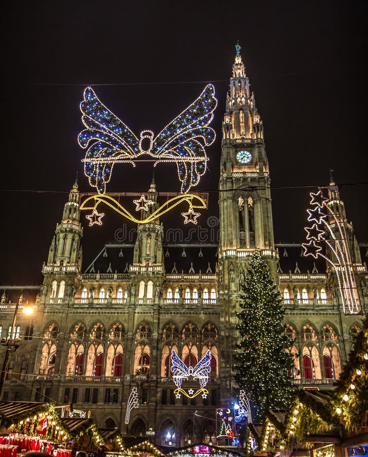 Weihnachtsmarkt am Rathaus in Wien Stockfoto - Bild von stadt