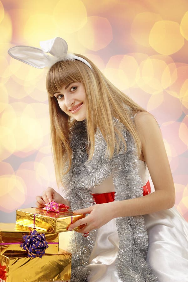 Weihnachtsmädchenjugendlicher mit den Kaninchenohren