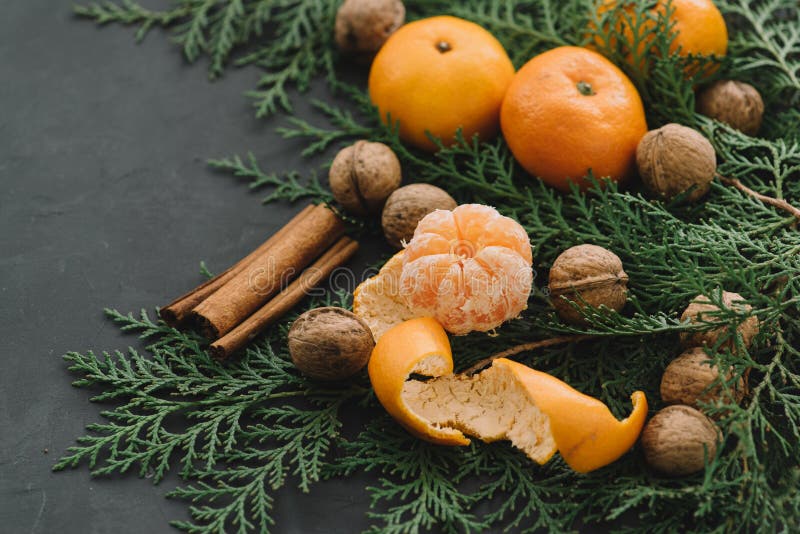Weihnachtsneues Jahr-Zusammensetzung mit Tangerine-Kiefernkegeln grünt nuts Zimt auf der schwarzen getonten Hintergrund-Feiertags lizenzfreies stockfoto Weihnachtsneues Jahr-Zusammensetzung mit Tangerine-Kiefernkegeln grünt nuts Zimt auf der schwarzen getonten Hintergrund-Feiertags lizenzfreies stockfoto
