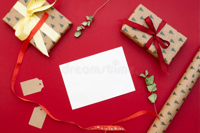 Weihnachtspakete - regalo di Natale Regali imballati in carta del mestiere, lettera della cartolina d'auguri, arco, fiori secchi fotografia stock libera da diritti Weihnachtspakete - regalo di Natale Regali imballati in carta del mestiere, lettera della cartolina d'auguri, arco, fiori secchi fotografia stock libera da diritti