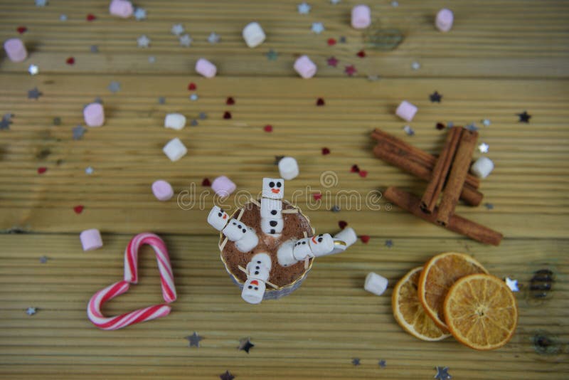 Weihnachtsphotographielebensmittel und Getränkbild mit Schale der heißen Schokolade und Minieibischen formten als glücklicher Sch stockfotos Weihnachtsphotographielebensmittel und Getränkbild mit Schale der heißen Schokolade und Minieibischen formten als glücklicher Sch stockfotos
