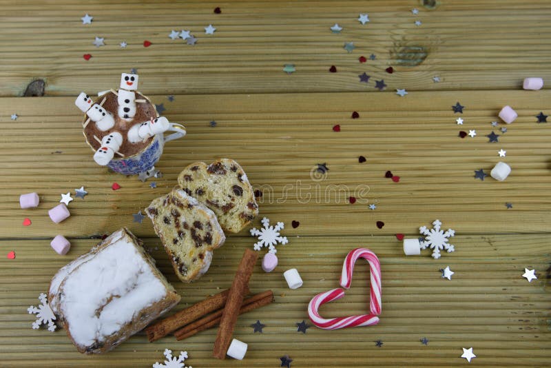Weihnachtsphotographielebensmittel und Getränkbild mit Schale der heißen Schokolade und Minieibischen formten als glücklicher Sch lizenzfreie stockfotos Weihnachtsphotographielebensmittel und Getränkbild mit Schale der heißen Schokolade und Minieibischen formten als glücklicher Sch lizenzfreie stockfotos