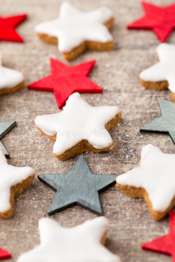 Weihnachtsplätzchen mit kleiner Weihnachtsdekoration lizenzfreie stockfotografie Weihnachtsplätzchen mit kleiner Weihnachtsdekoration lizenzfreie stockfotografie