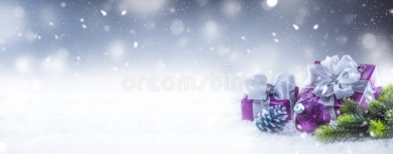 Weihnachtspurpurrote Luxusgeschenke im Schnee und im abstrakten schneebedeckten atmosph