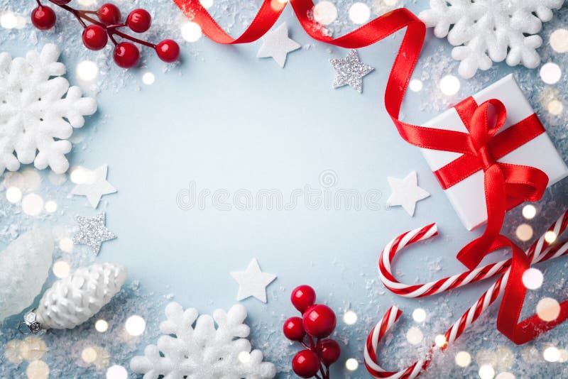 Weihnachtsrahmen, Grußkarte Geschenk- oder Geschenkbox und Feriendekoration auf blauem Hintergrund oben Glückliche Neujahrszusamm