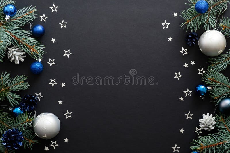 Weihnachtsrahmen mit blauen und schlankeren modernen Dekorationen, Baubles, Tannenbäume, Konfetti auf dunkschwarzem Hintergrund lizenzfreie stockbilder Weihnachtsrahmen mit blauen und schlankeren modernen Dekorationen, Baubles, Tannenbäume, Konfetti auf dunkschwarzem Hintergrund lizenzfreie stockbilder